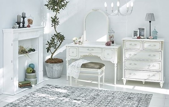 白い家具の部屋写真